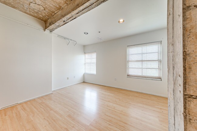 Building Photo - 1209 N Harvey Ave