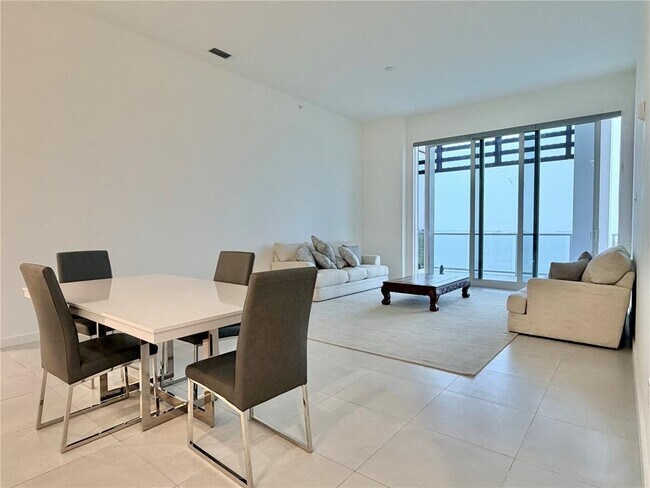 Building Photo - 920 N Osceola Ave