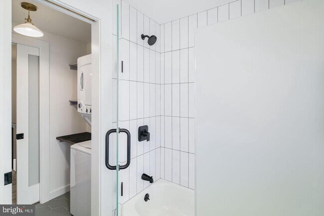 Building Photo - 320 Iona Ave