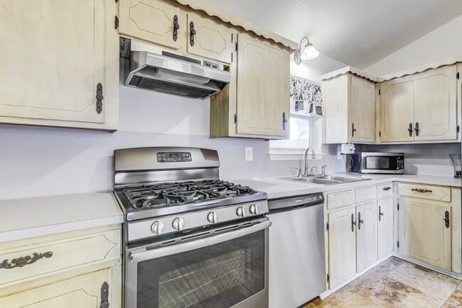 Building Photo - 3811 Bennett Dr