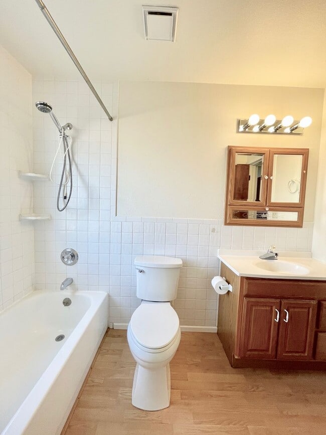 Building Photo - 2 Bedroom 1 Bath Rancher in Constitution H...