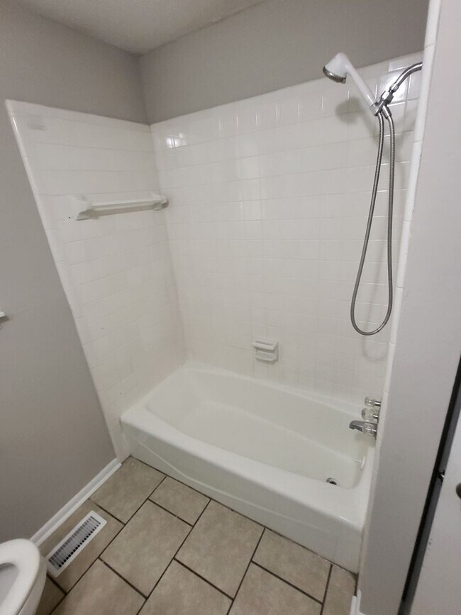 Building Photo - Nice and cozy 3 bedroom 1 bath just renovated