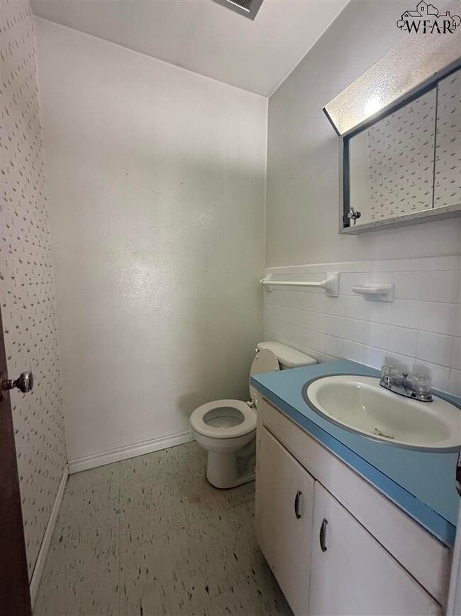 Building Photo - 4811 Cypress Ave