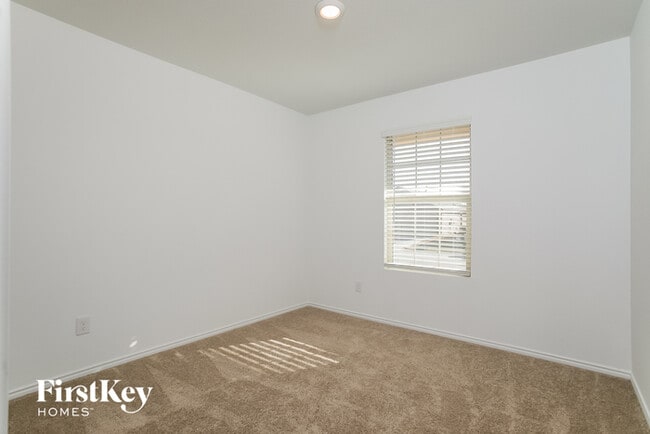Building Photo - 1614 River Xing Dr