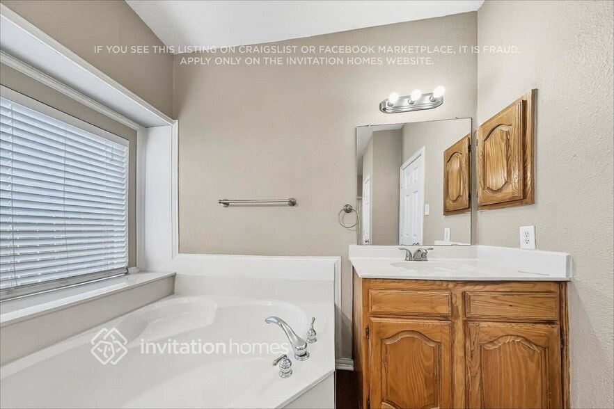 Building Photo - 4000 Iris Ct