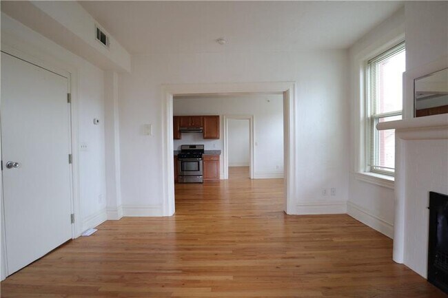 Building Photo - 200 Gross St