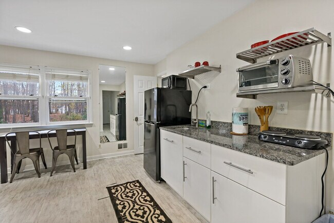 Building Photo - 2017 Woodford Rd