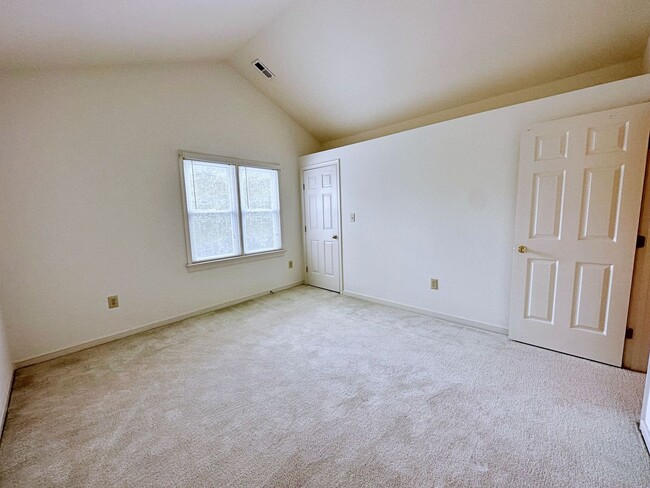 Building Photo - 4 Bedroom Townhouse Near Chesterfield Cour...