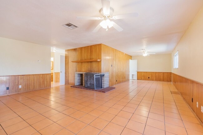 Building Photo - 3 Bedroom 2 Bath Home