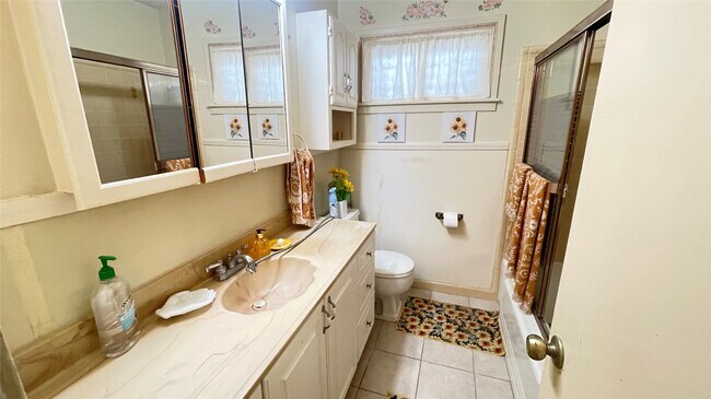 Building Photo - 17 Manor Way