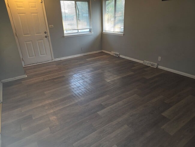 Building Photo - Large 4 Bedroom Single House with finished...