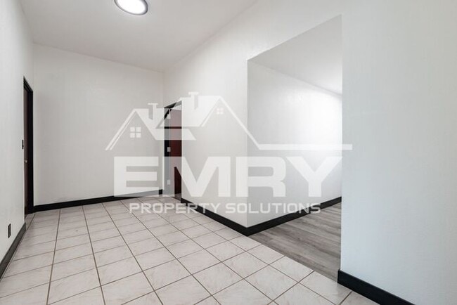 Building Photo - 942 S Gerhart Ave