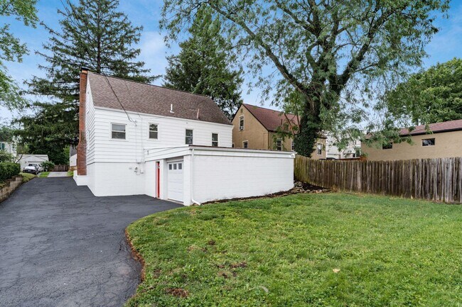 Building Photo - 884 S Chesterfield Rd