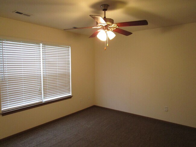 Building Photo - 501-503-503 Glenstone Dr