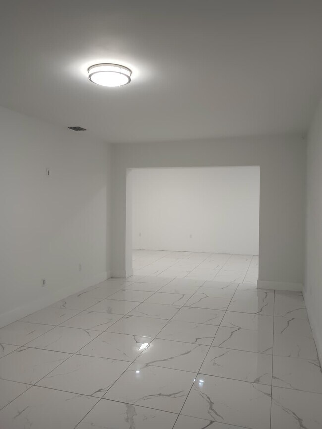 Building Photo - 3820 E 9th Ln