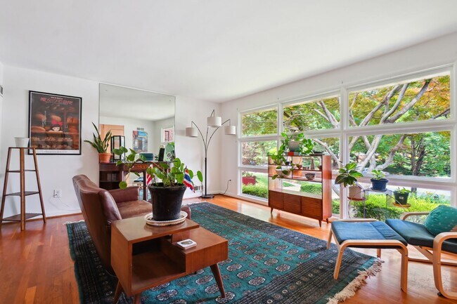 Building Photo - Spacious Split Level on Sundale Stone's Th...