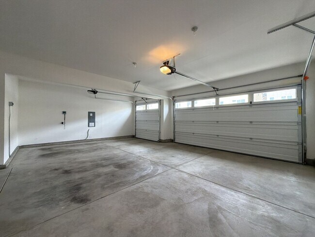 Building Photo - 12425 SW Silvertip St