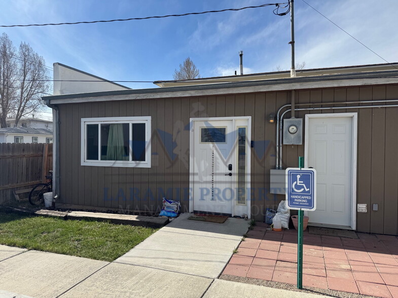 Primary Photo - 869 N 4th St