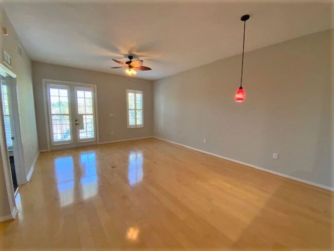 Building Photo - 3 Bedroom 2 Bathroom top floor condo at the Terraces of East Village.