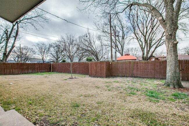 Building Photo - 811 Brentwood Ln