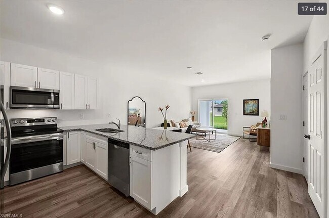 Building Photo - Charming 3-Bedroom Townhome in Lehigh Acres!