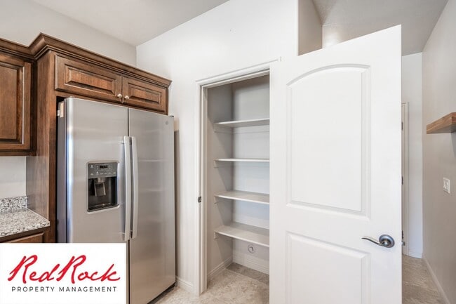 Building Photo - Lovely townhome with Community Pool!