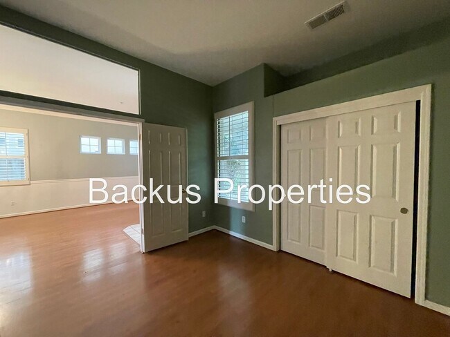 Building Photo - Wonderful four bedroom home close to shopping centers and parks