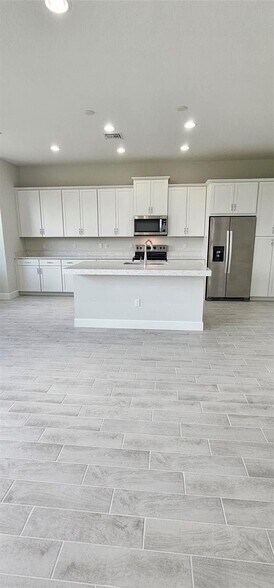 Building Photo - 5461 Empire Dr