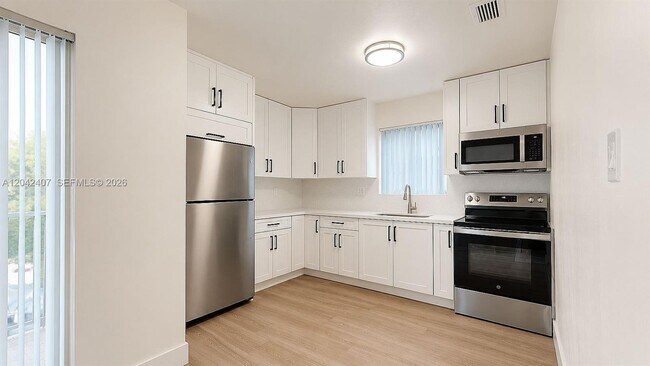Building Photo - 1670 W 42nd St