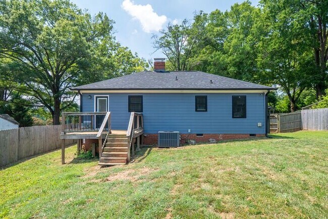 Building Photo - Charming Renovated 2BR Home in Revolution Park – Minutes from Uptown Charlotte!