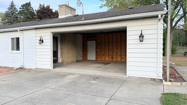 Building Photo - 1060 Glaser Dr