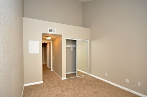 Building Photo - Gorgeous 2 Bedroom/2 Bathroom Condo with L...