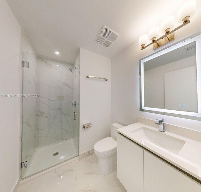 Building Photo - 700 NE 24th St