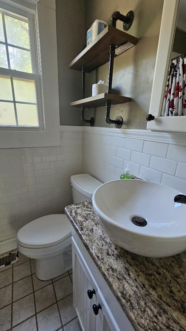 Building Photo - 323 Pine Grove Dr