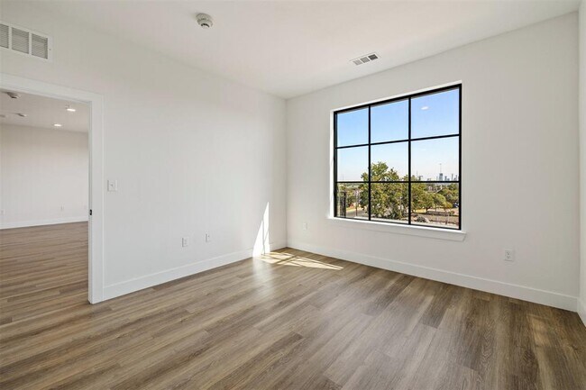 Building Photo - 4315 S Congress Ave
