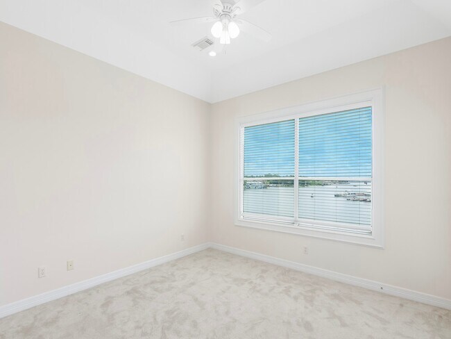 Building Photo - 168 Lake Point Blvd