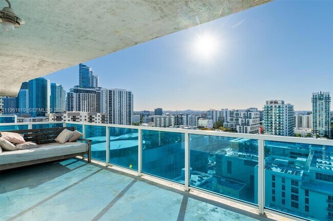 Building Photo - 700 NE 25th St