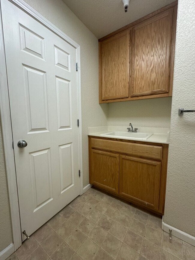 Building Photo - Gorgeous 3 Bed / 2.5 Bath Home in Desirabl...