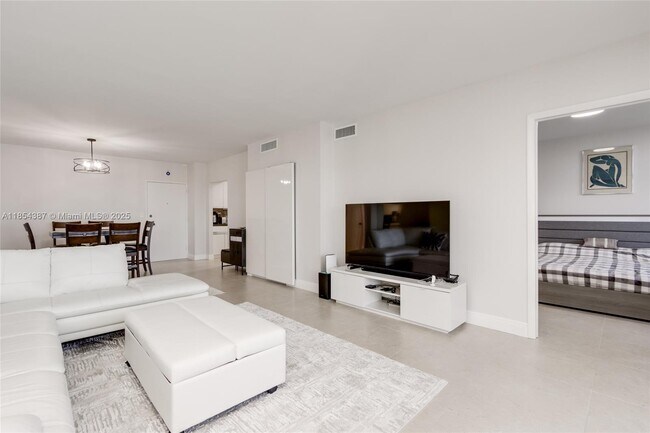 Building Photo - 500 Bayview Dr