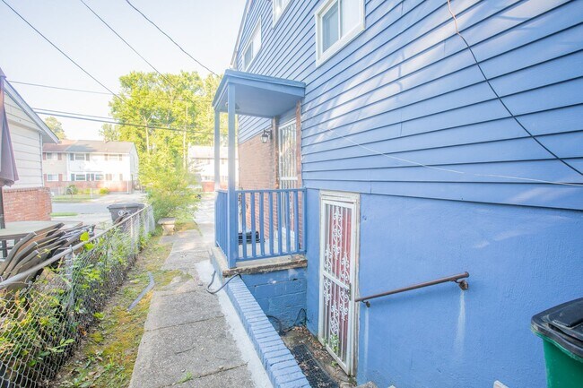 Building Photo - Amazing 4 BR/2 BA Semi-Detached Home in Ca...