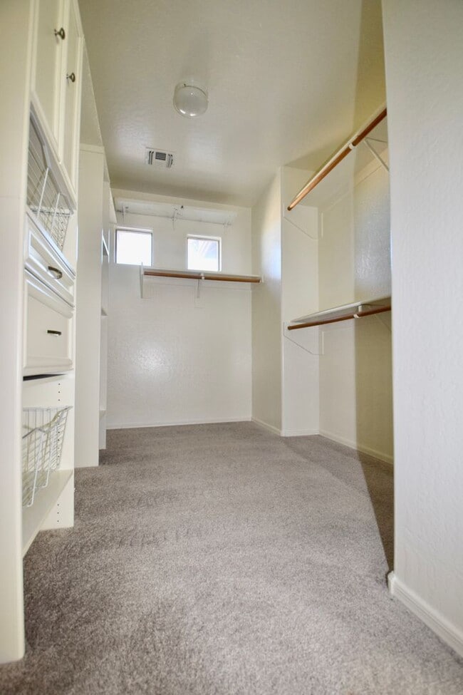 Building Photo - Beautiful Seville Area 4 bedroom Home!