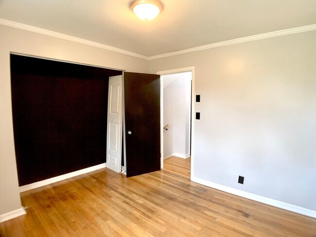 Building Photo - 313 Verdun Dr