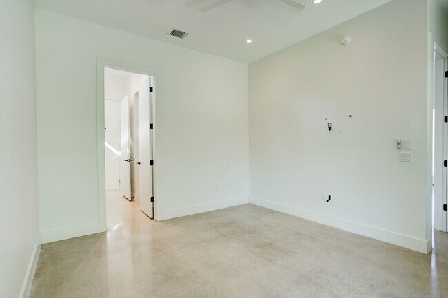 Building Photo - Spacious 3-Bedroom, 2.5-Bath Contemporary ...