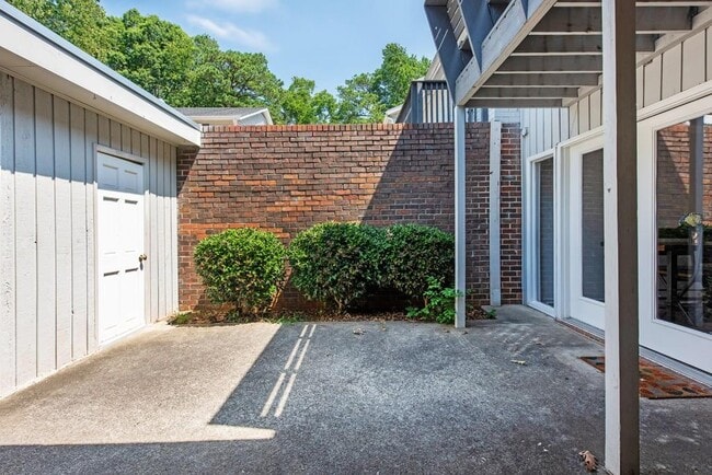Building Photo - 408 Sycamore Dr