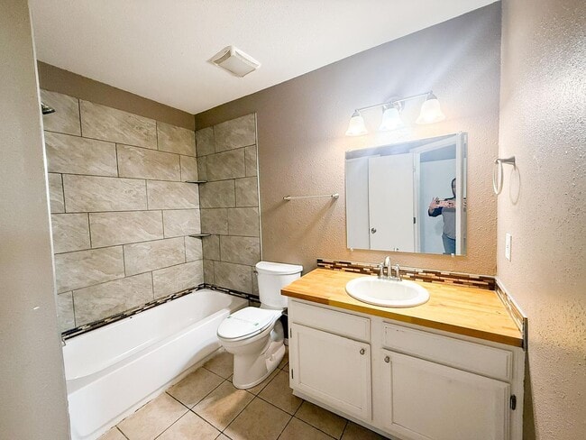 Building Photo - Spacious 2 story townhouse with fenced yard!