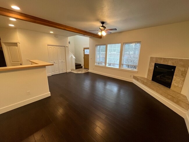 Building Photo - 3 Bed/2.5 Bath Single Family Home Close to the Old Mill