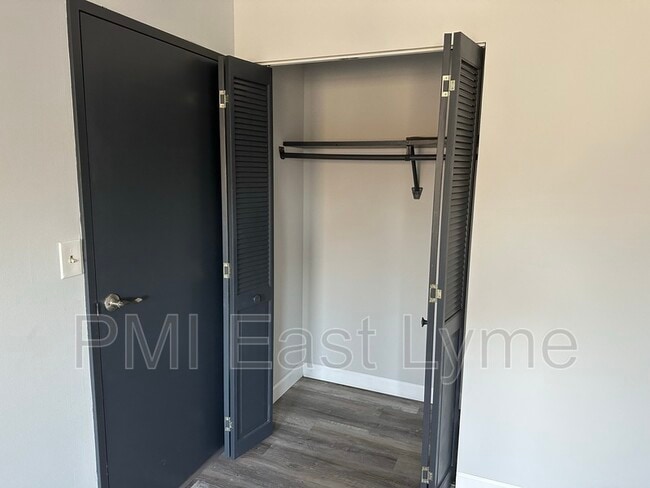 Building Photo - 292 Pequot Ave