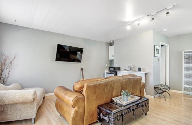 Building Photo - 515 Corcoran Ave