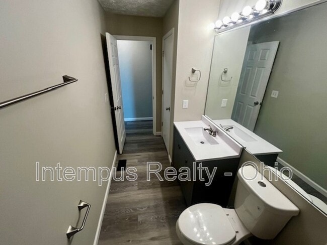 Building Photo - 2600 Saybrooke Dr