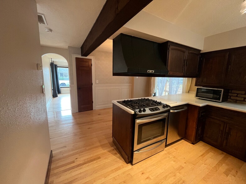 Building Photo - 18320 Dickerson Ln